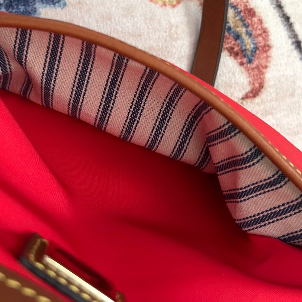 Dooney & Bourke Wayfarer Domed Zip Crossbody Bag Purse Red‎ Casual Travel Light - Picture 8 of 12